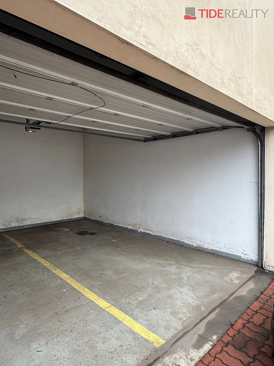 Pronájem garážového stání 15 m²